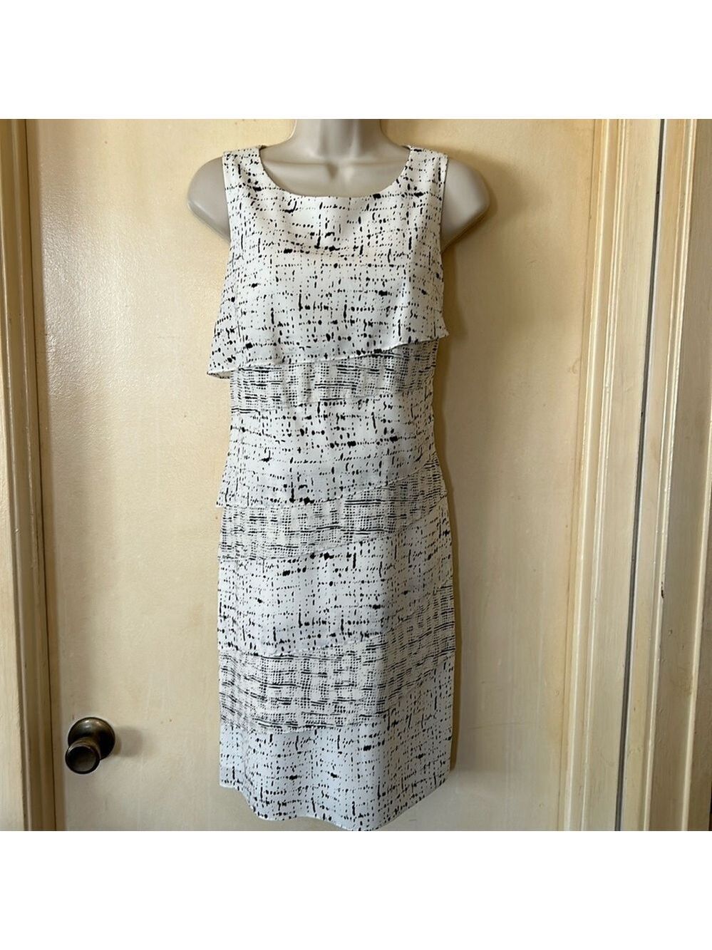 Ann Taylor White Black Abstract Print Tiered Ruffle Silk Blend Dress size 2